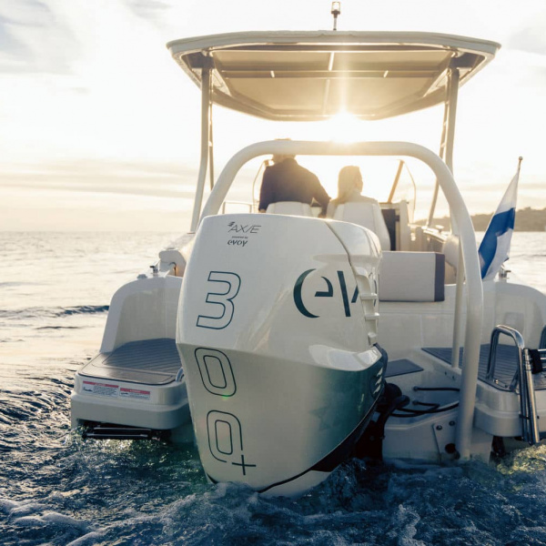 AXOPAR AX/E 25 Cross Top électrique avec toit rigide et circulation latérale sécurisée | Rioux Nautique