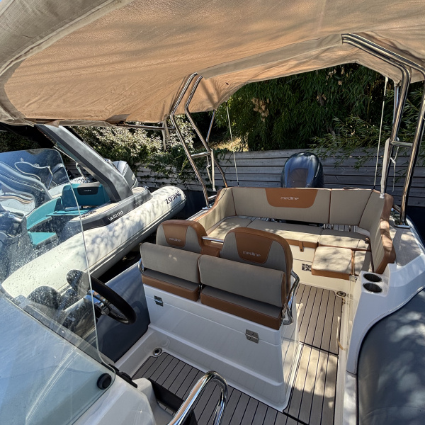 Semi-rigide Zodiac Medline 6.8, mise en service 2022, très faible heures moteur (97h). GPS Garmin, sellerie complète, bimini