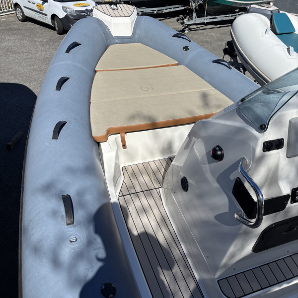 Zodiac Medline 6.8 : bain de soleil avant/arrière, pont EVA, échelle de bain. Moteur Yamaha 200XCA 2022 quasi neuf