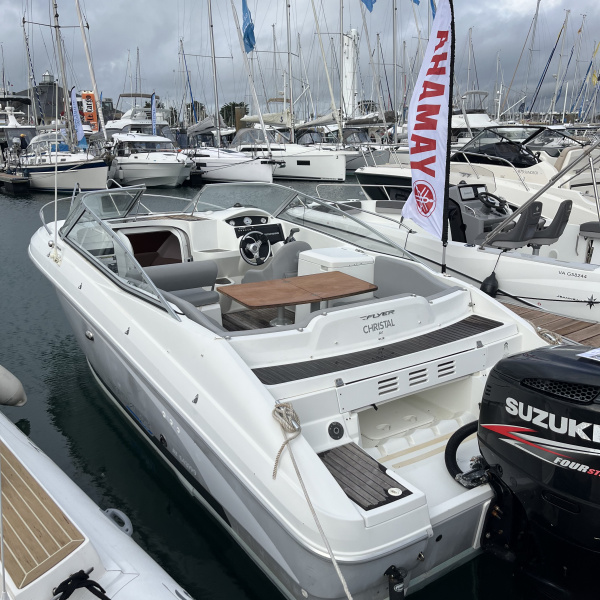 Flyer 750 Cabrio en vente chez Rioux Nautique, bateau confortable et performant avec direction hydraulique et nombreux rangements | Rioux Nautique