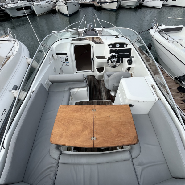 Flyer 750 Cabrio d’occasion, bien équipé avec WC marin, cabine double et bimini intégral | Rioux Nautique