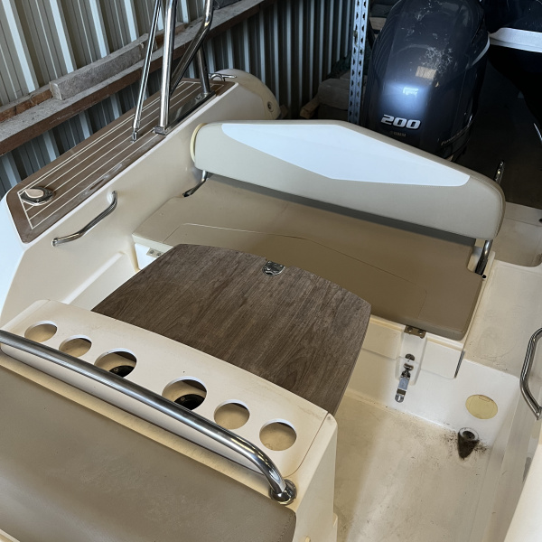 Vue d’ensemble du Capelli Tempest 700 au ponton de La Trinité-sur-Mer | Rioux Nautique