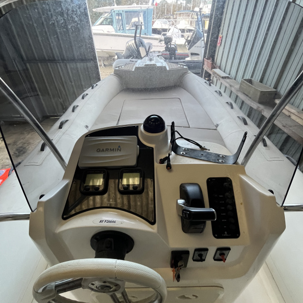 Poste de pilotage ergonomique du Tempest 700 avec volant et instrumentation | Rioux Nautique