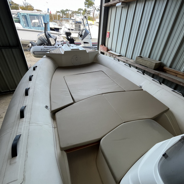 Cockpit arrière spacieux du Tempest 700 avec table et banquette | Rioux Nautique