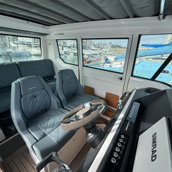 Poste de pilotage Axopar 28 Brabus Line | Rioux Nautique
