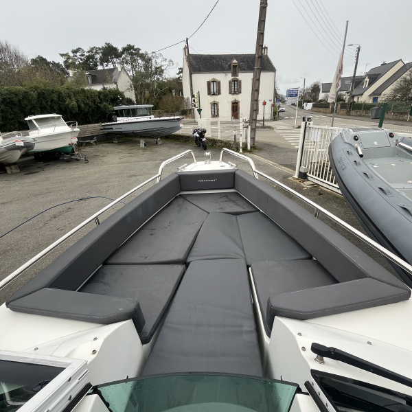 Axopar 24 T-Top équipé d’un toit rigide offrant protection solaire et design moderne | Rioux nautique