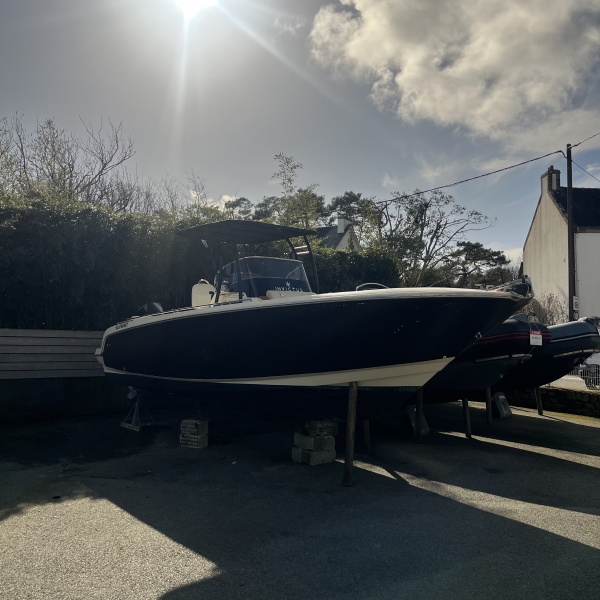 Invictus Capoforte 270FX – vue générale au port | Rioux Nautique