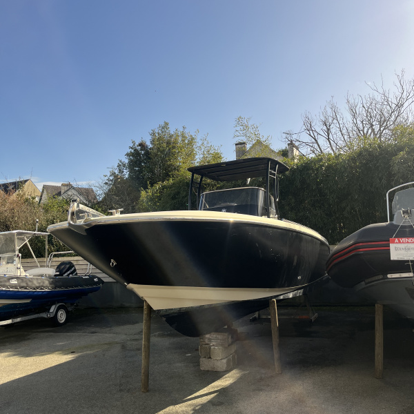 Capoforte 270FX 2019 – profil du bateau au mouillage | Rioux Nautique