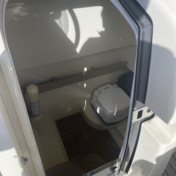 Cabine du Invictus 270FX avec WC chimique | Rioux Nautique