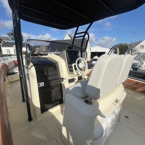 Capoforte 270FX 2019 remotorisé Mercury V8 300 – bateau sportif premium | Rioux Nautique