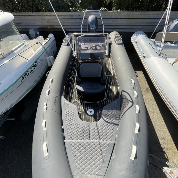 Cockpit spacieux 3D Tender 655 avec banquettes et rangements | Rioux nautique