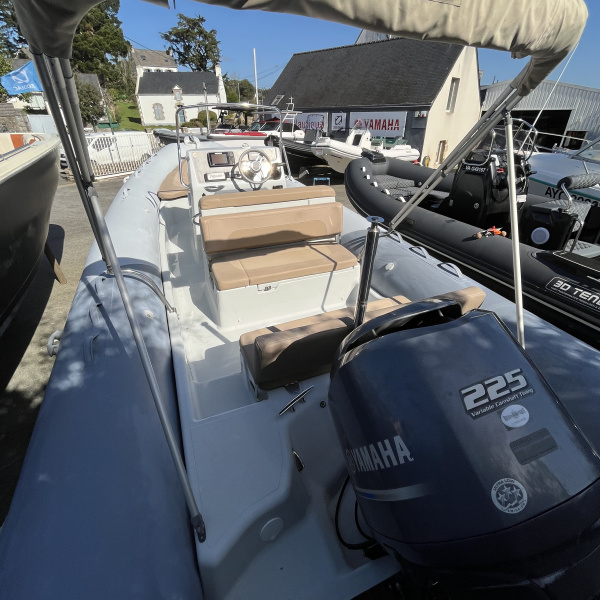 Cockpit avec banquettes et taud bimini sur Zodiac Medline 7.40