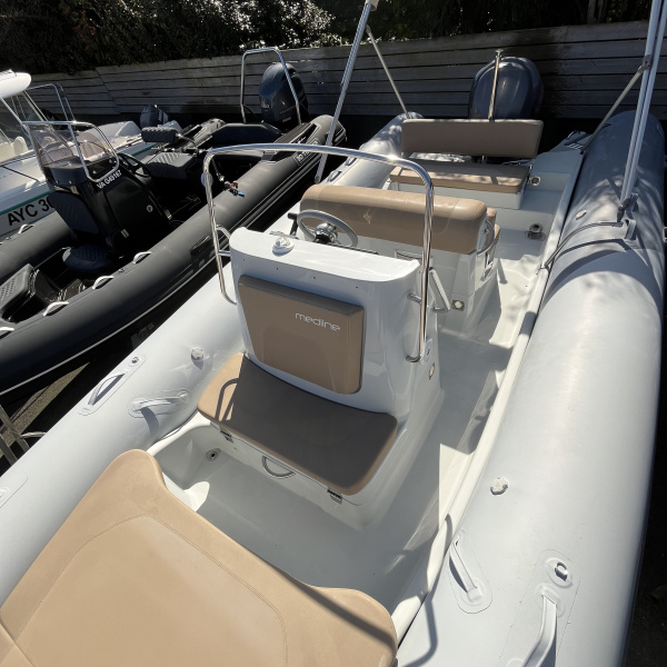 Guindeau électrique à l’avant sur semi-rigide Medline 7.40