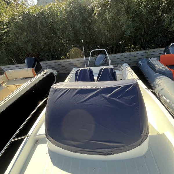 Cockpit teck Cap Camarat 6.5 WA avec banquettes et table de cockpit | Rioux nautique