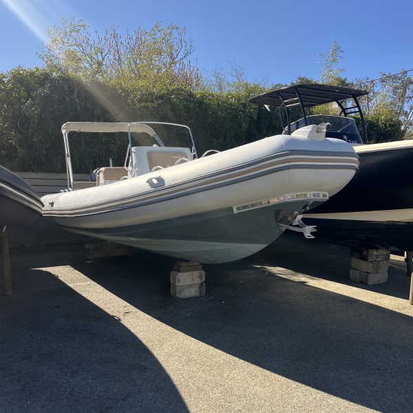 Mât de ski et équipements loisirs sur Zodiac Medline 7.40