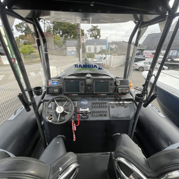 SEARIB'S S860 OP : sono Fusion, radar Humminbird, VHF Navicom, groupe eau de mer. | Rioux Nautique