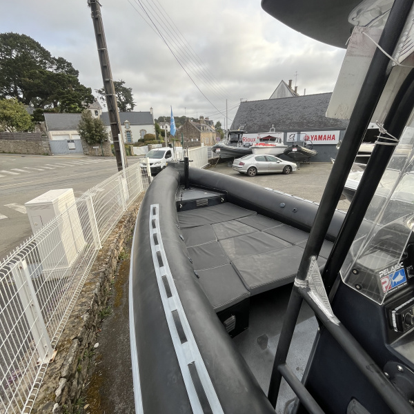 Semi-rigide offshore 8,6m avec T-TOP, VHF, projecteur de pont et bain soleil. | Rioux Nautique