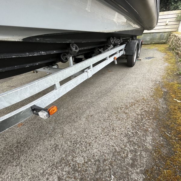 8,6m, 26 passagers, 2 sondes Airmar, T-TOP, pilote auto et sono — clé en main. | Rioux Nautique