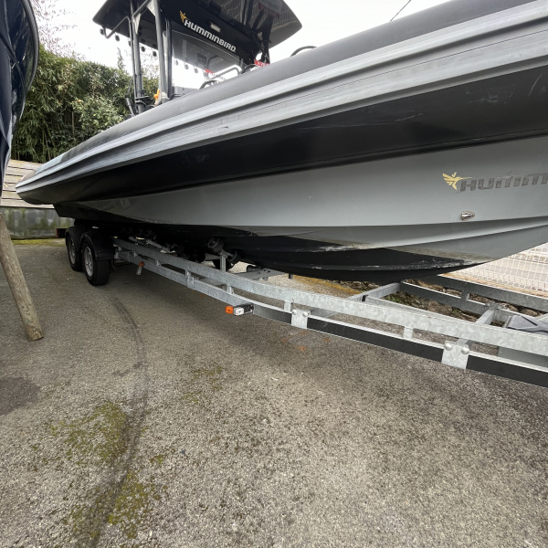 Semi-rigide robuste Hypalon, 1050 kg, 2x300CV, cat. CE B, équipé pour la grande mer. | Rioux Nautique