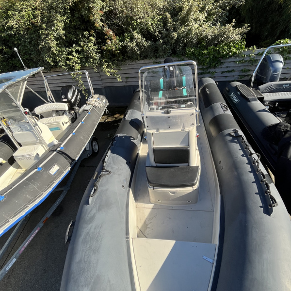 Bateau de pêche côtière d'occasion, équipé GPS Humminbird, sellerie neuve et porte-cannes. Prêt à naviguer.