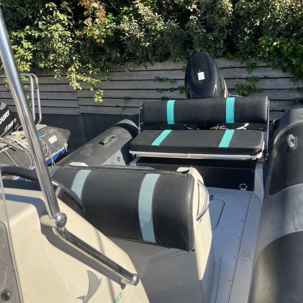 Open pêche compact et maniable, livré avec bâche, échelle de bain et turbo swing. Idéal pour la pêche côtière.