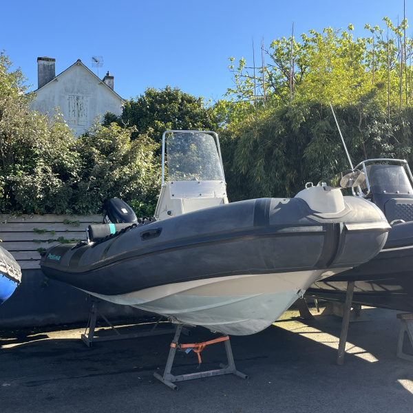 Bateau open pêche fiable et complet, sellerie neuve, GPS Humminbird et accessoires inclus. À saisir.