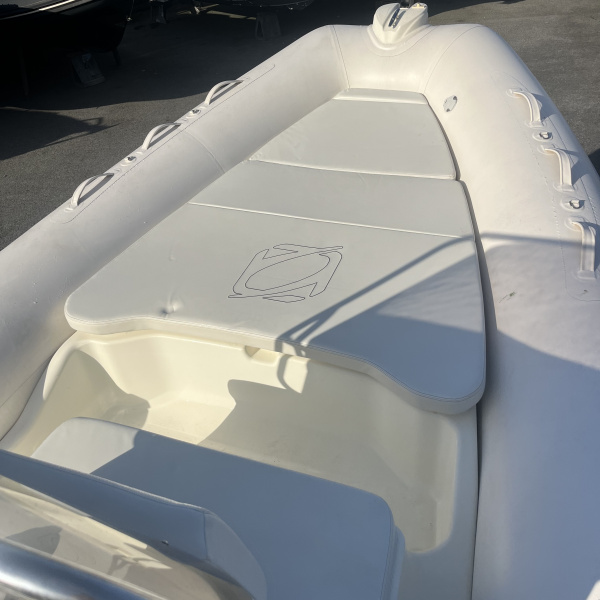 Zodiac Medline 740 équipé Suzuki DF 250 cv – semi-rigide familial 7,34 m avec bain de soleil avant, bimini et GPS Garmin, disponible chez Rioux Nautique