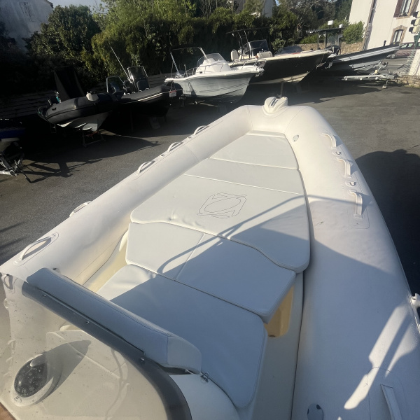 Poste de pilotage du Zodiac Medline 740 avec GPS Garmin, kit Fusion audio et ensemble d'équipements complets – semi-rigide occasion Suzuki 250 cv | Rioux nautique