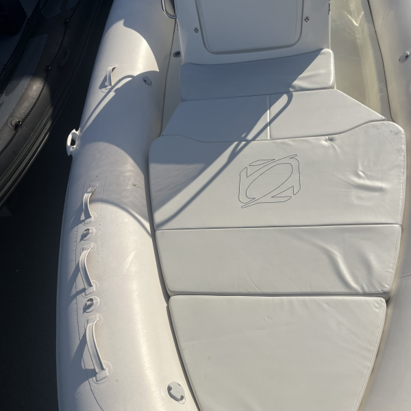 Pont du Zodiac Medline 740 avec bain de soleil avant et arrière, frigo intégré, prise 12V et guindeau électrique – semi-rigide polyvalent 250 cv | Rioux nautique