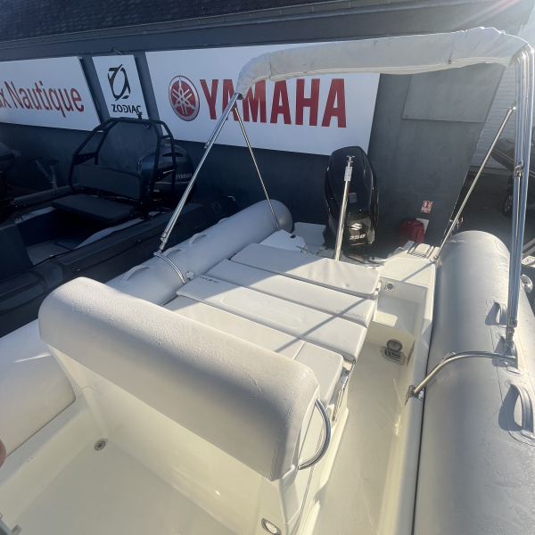 Vue de profil du Zodiac Medline 740 motorisé Suzuki DF 250 cv, avec bimini, mât de ski, kit Fusion et groupe d'eau à bord | Rioux Nautique