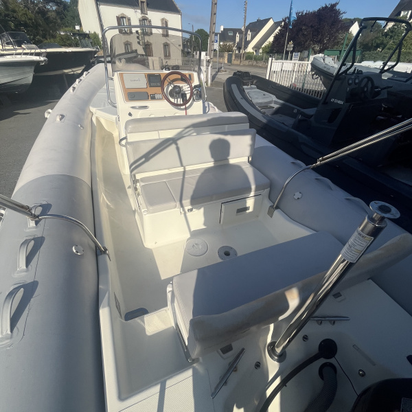 Détail des équipements du Zodiac Medline 740 : guindeau électrique, groupe d'eau, frigo de bord et prise 12V – semi-rigide confort haute performance | Rioux nautique
