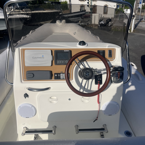 Zodiac Medline 740 en navigation avec bimini déployé, mât de ski et bain de soleil arrière – motorisation Suzuki DF 250 cv hors-bord | Rioux nautique