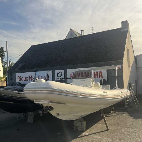 Zodiac Medline 740 à vendre motorisé Suzuki DF 250 cv, avec GPS Garmin, kit audio Fusion, pompe de cale et bain de soleil avant – semi-rigide grand large | Rioux nautique