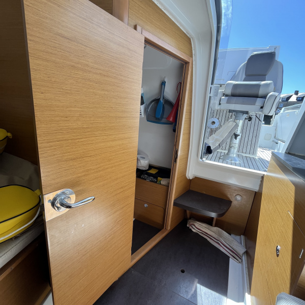Cockpit Cap Camarat 7.5 WA avec table, sellerie et bain de soleil arrière | Rioux Nautique