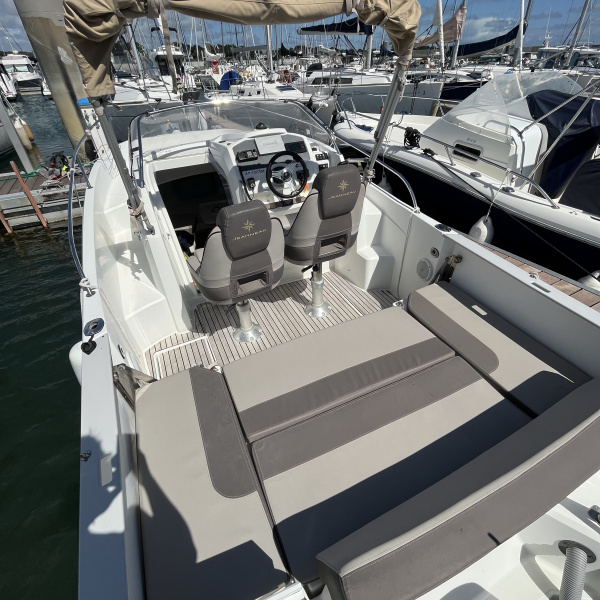 Bimini déployé sur Cap Camarat 7.5 WA – protection solaire et mer | Rioux Nautique