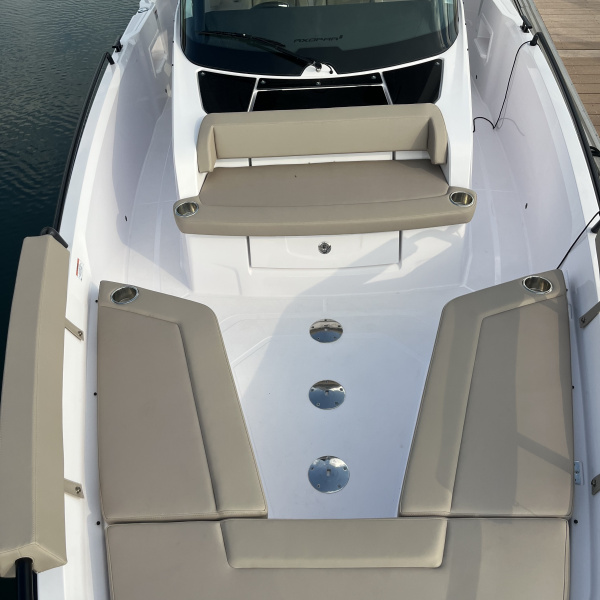 Poste de pilotage Axopar 29 Sun-Top commande électrique DTS | Rioux Nautique