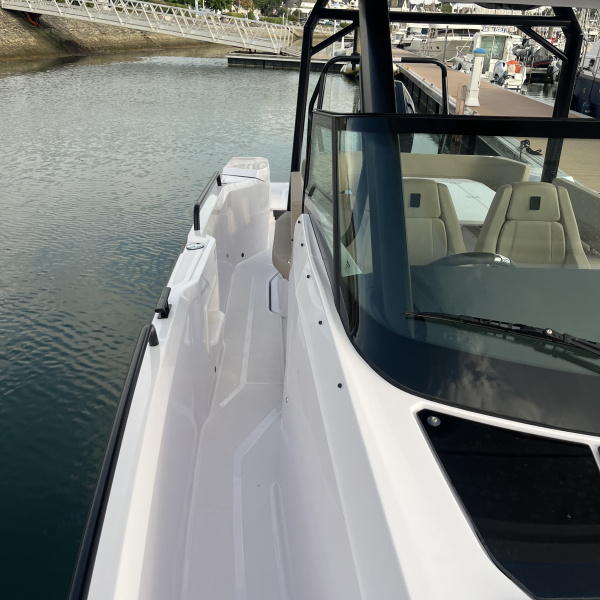 Toit ouvrant électrique Axopar 29 Sun-Top Brabus Line neuf | Rioux Nautique