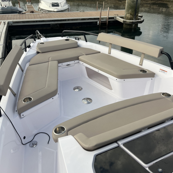 Cabine avant lit double et WC électrique Axopar 29 Sun-Top Multicabin | Rioux Nautique