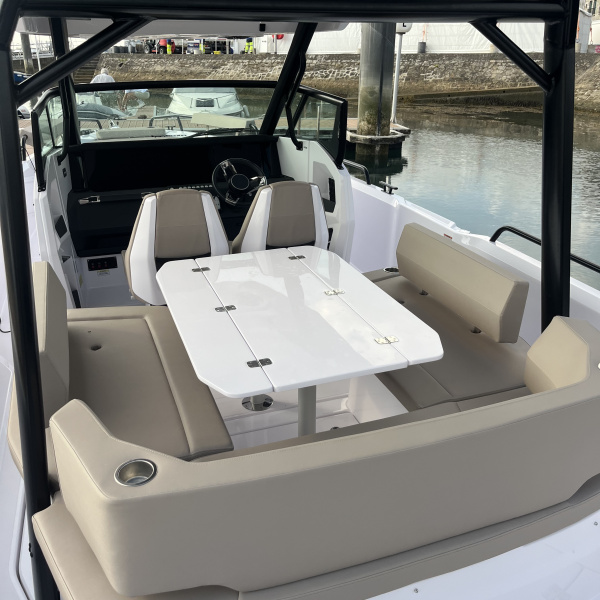 Carré avant en U et table transformable Axopar 29 Sun-Top Brabus Line | Rioux Nautique