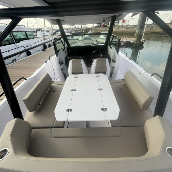 Carré arrière en U transformable en bain de soleil Axopar 29 Sun-Top | Rioux Nautique