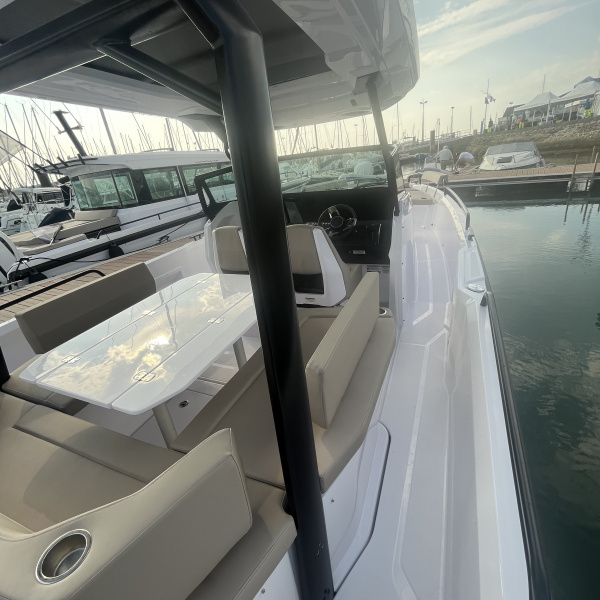 Axopar 29 Sun-Top motorisé Mercury 400cv V10 noir – vue moteur | Rioux Nautique