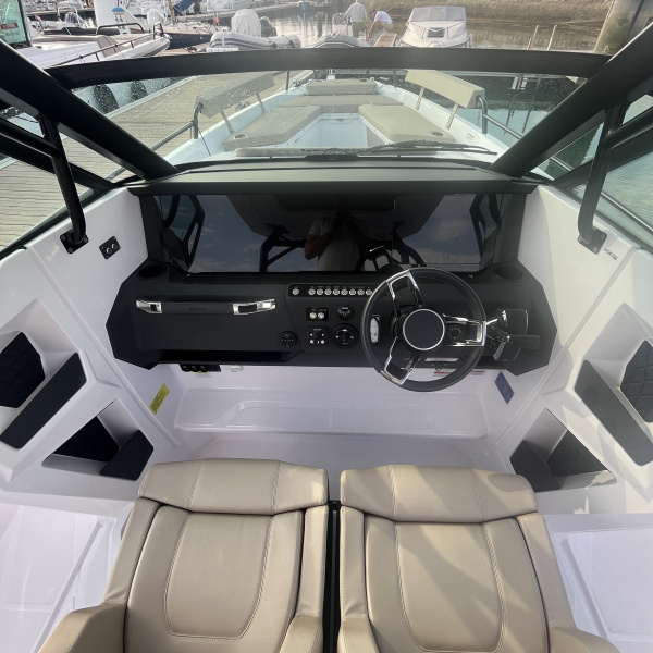 Axopar 29 Sun-Top neuf 2025 vue de face finition Brabus Line | Rioux Nautique