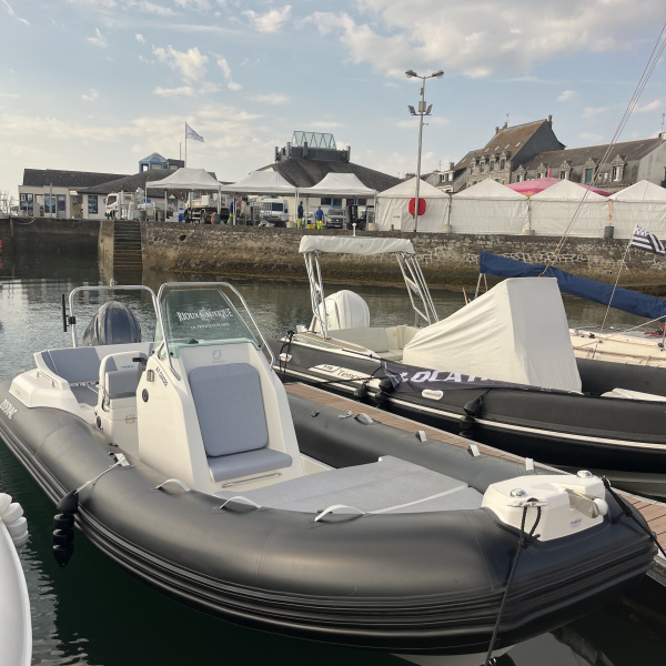 Zodiac Medline 6.8 motorisé Yamaha F200 – vue moteur | Rioux Nautique