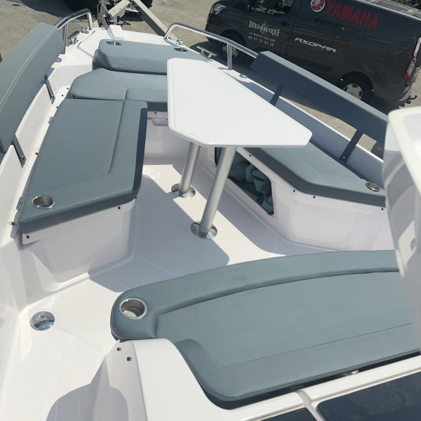 WC électrique aménagé Axopar 29 XC Cross Cabin | Rioux Nautique