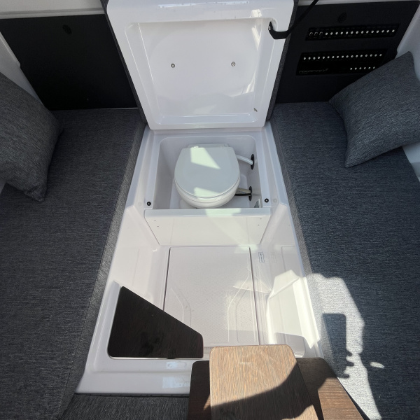 Axopar 29 XC Cross Cabin – Guindeau et prise de quai | Rioux Nautique