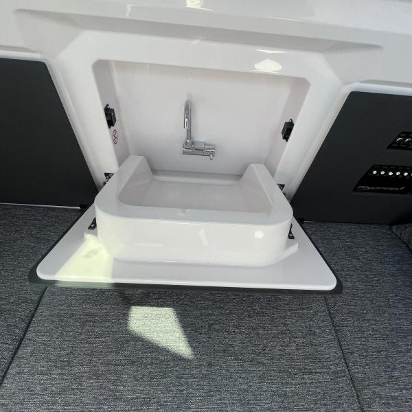 Prise de quai avec chargeur intégré Axopar 29 XC | Rioux Nautique