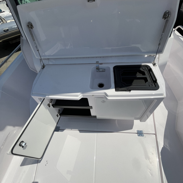 Package U-Sofa avant avec table transformable Axopar 29 XC | Rioux Nautique