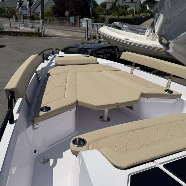 Douche de pont arrière et échelle de bain Axopar 29 XC Cross Cabin