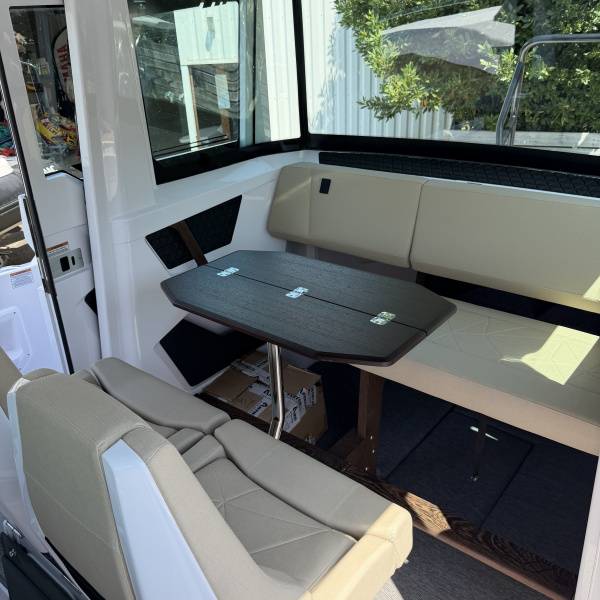 Flaps électriques et antifouling gris – Axopar 29 XC Cross Cabin 2026