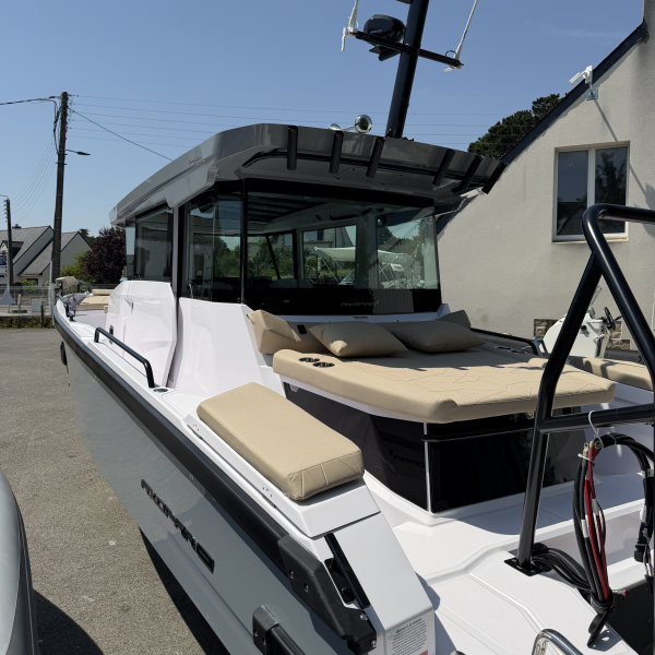Cockpit Axopar 29 XC Cross Cabin – sellerie Dust et banquette en U avant